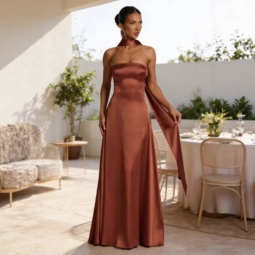 Kvinne Elegant og Off-the-Shoulder Kveldsdrakt med Flytende Fall