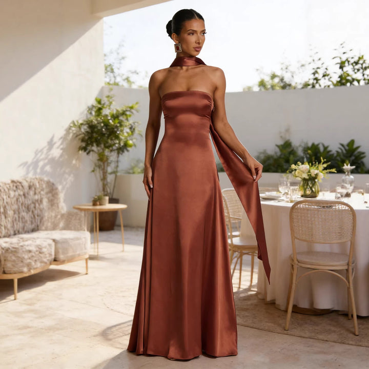 Kvinne Elegant og Off-the-Shoulder Kveldsdrakt med Flytende Fall