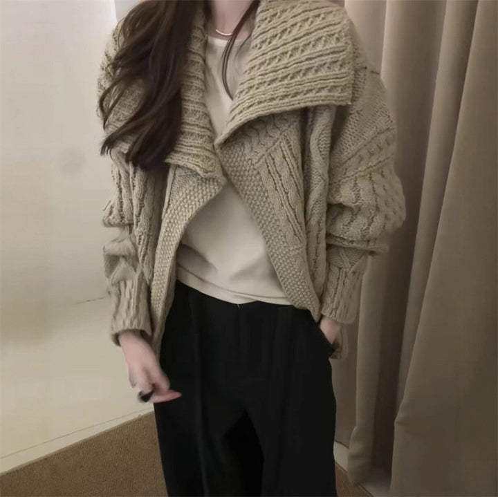 Kvinnens cardigan med intrikat kabelmønster og mykt materiale Skjora