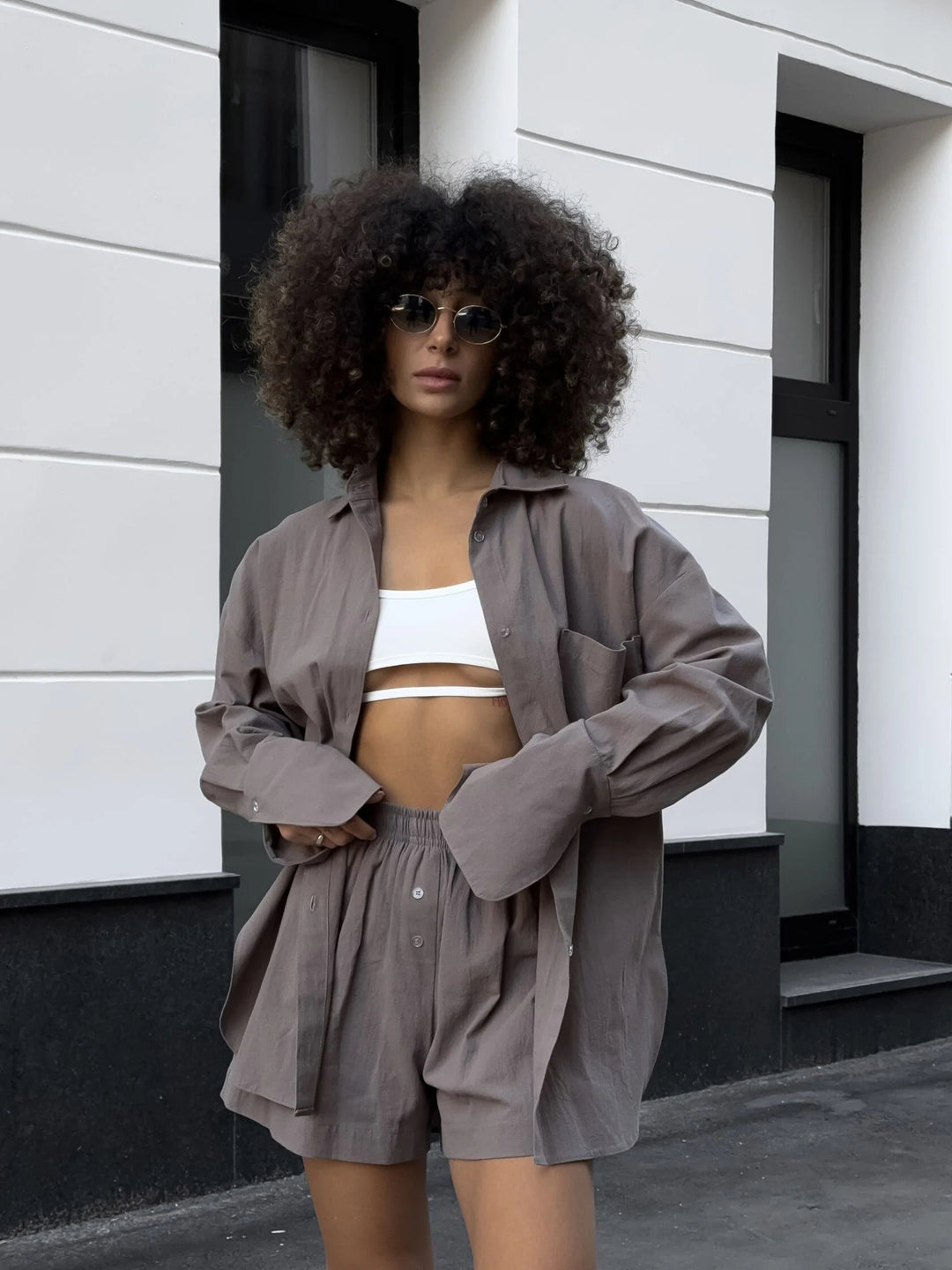 Kvinnestil casual set med kort erm løs bluse og shorts Skjora