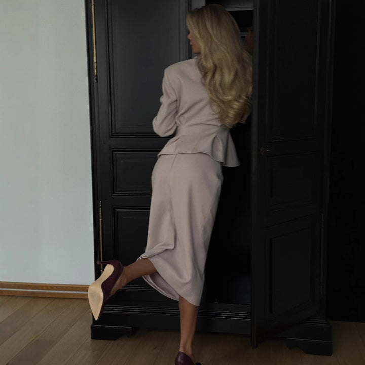Kvinne kontor dress i en elegant snitt med en tilpasset blazer og blyantskjørt Skjora