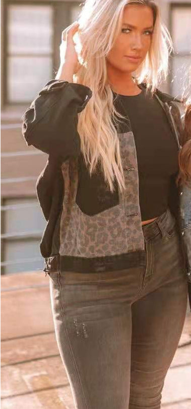 Kvinnes kortklipt denimjakke med leopardmønster Skjora