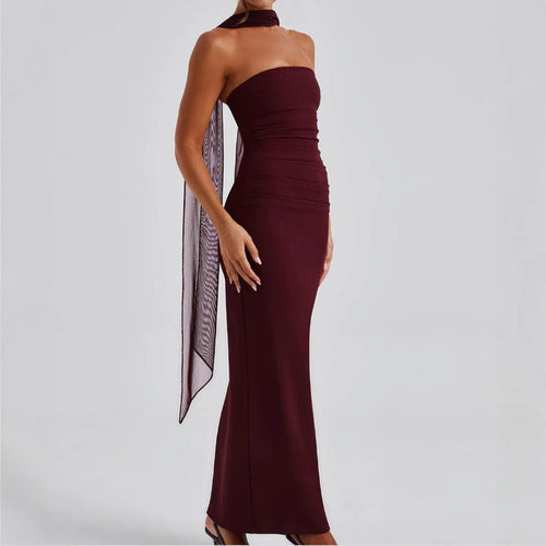 Kvinnens lange kveldsdrakt med elegant off-the-shoulder-design og lette volanger