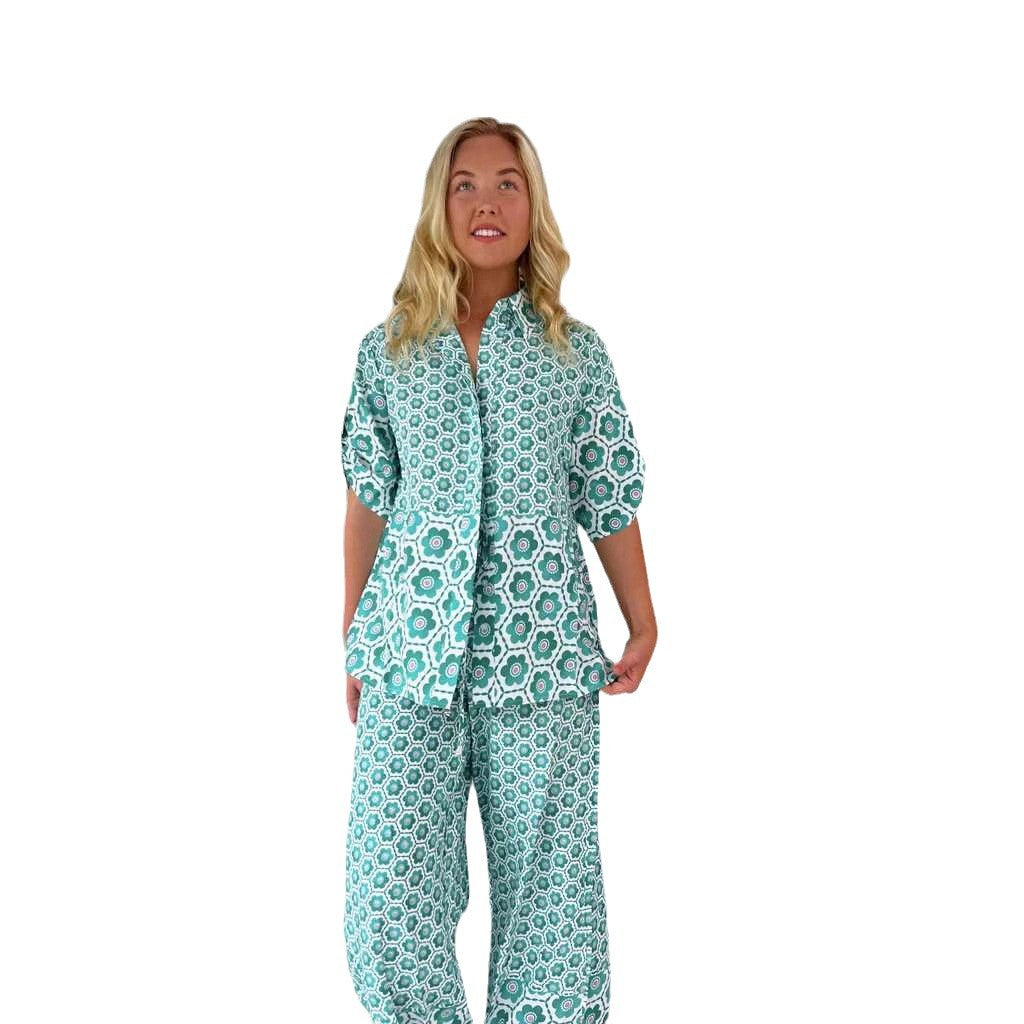 Kvinne chic bluse-bukse kombinasjon med blomstertrykk og løs passform