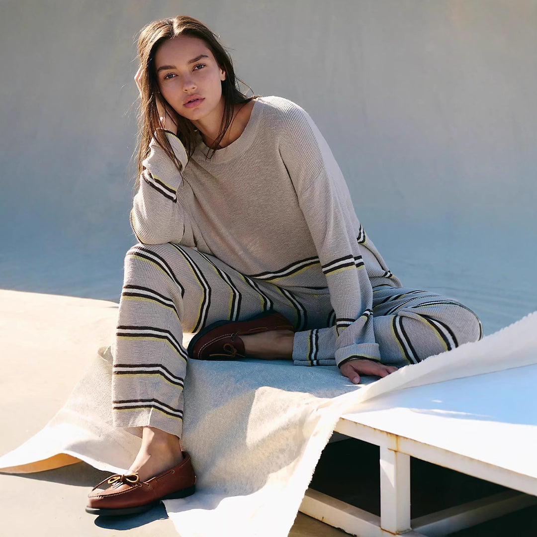 Kvinnens avslappede stripete loungewear-sett med løstsittende topp og komfortable bukser Skjora