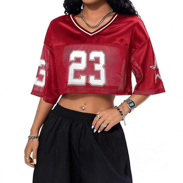 Dame sporty crop-top laget av pustende mesh-materiale med nummer CD-Skjora