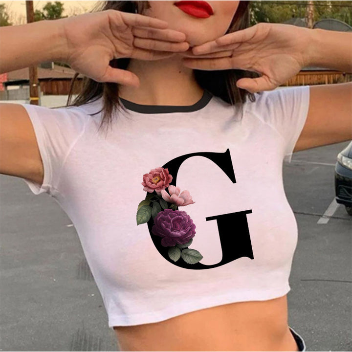 Dame cropped T-skjorte med blomstrede initialdesign Skjora
