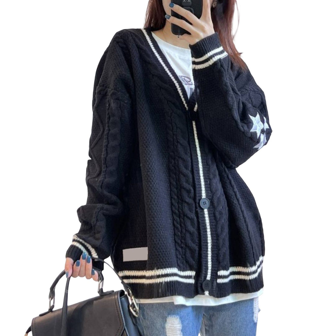 Kvinnens chunky strikket cardigan med moderne kabelmønster og elegante knappedetaljer Skjora