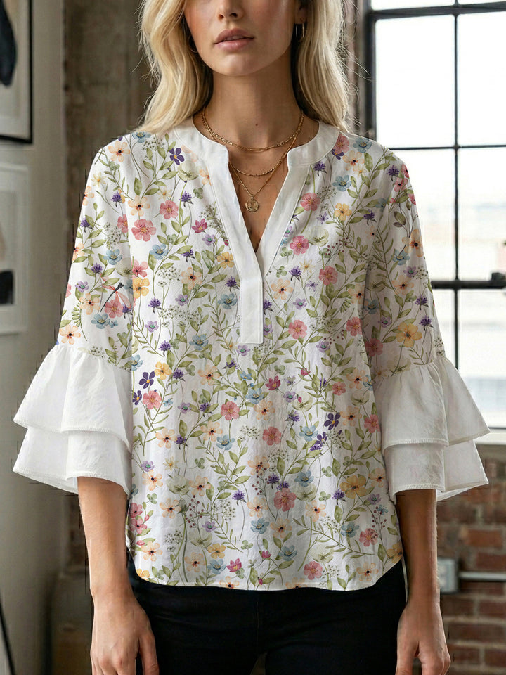 Damebluse med voluminøse ermer og blomsterdesign Skjora