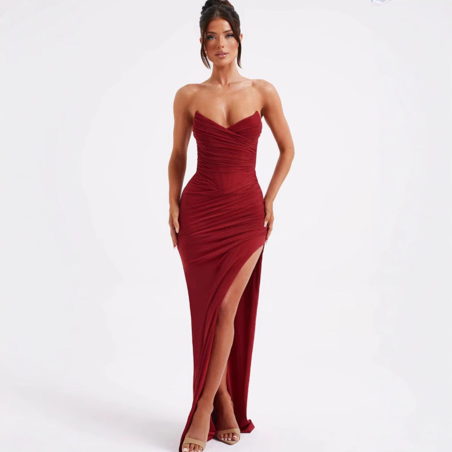 Kvinnens elegante maxi-kjole med smal passform og sexy splittdesign