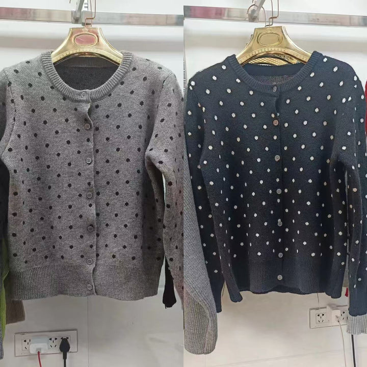 Dame moteriktig strikket cardigan med prikker Skjora