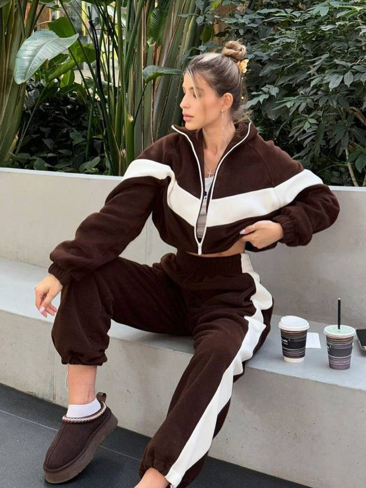 Kvinnelig sporty fleece treningsdrakt med ståkrage og sidestriper Skjora