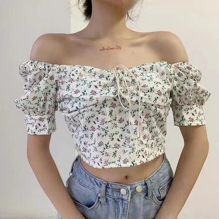 Kvinnes crop top med puffermer og blomsterdesign