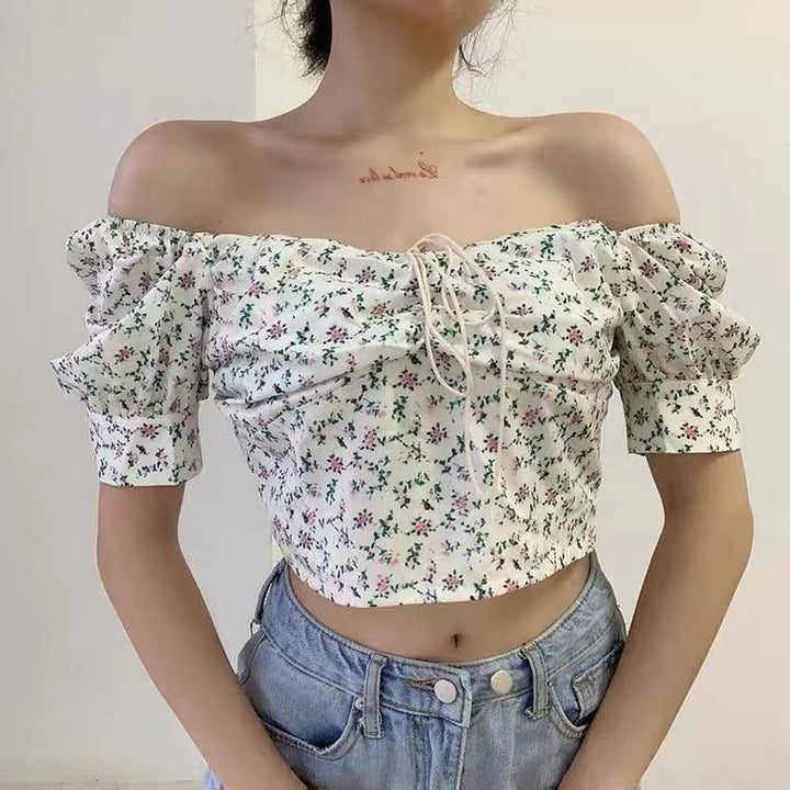 Kvinnes crop top med puffermer og blomsterdesign
