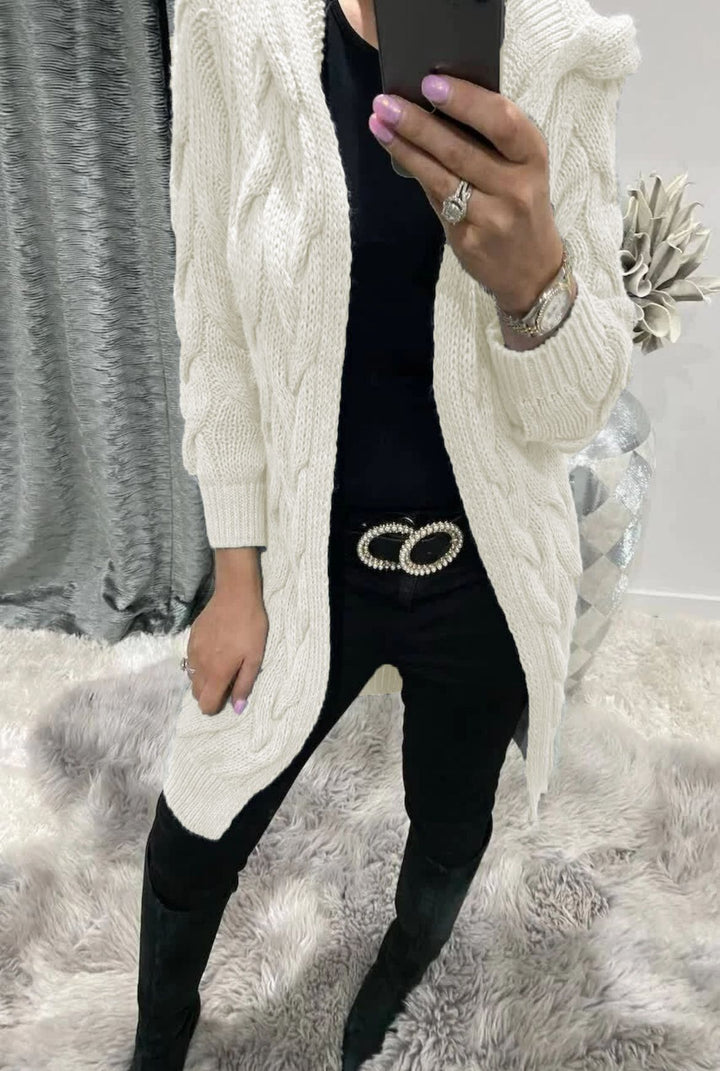 Kvinnes chunky strikk cardigan med nostalgisk kabeldesign og praktiske lommer Skjora