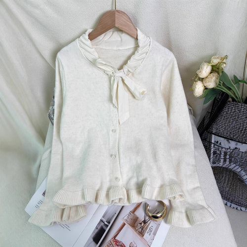 Kvinnes elegant cardigan med volanger og sløyfekrage Skjora