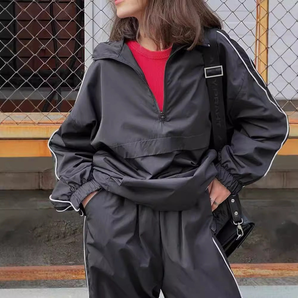 Kvinnelig sporty vindjakke med høy krage og fashionable detaljer Skjora