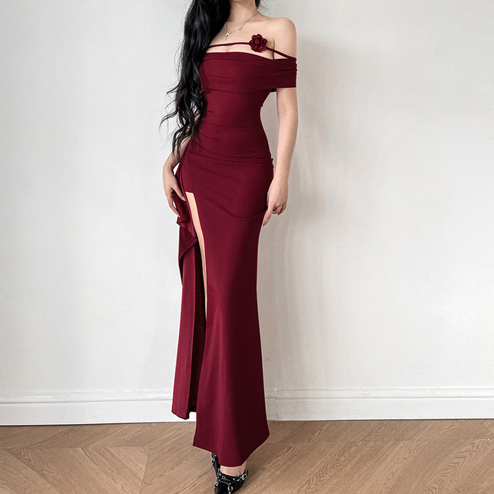 Kvinne elegant av skulderen maxi kjole med sofistikert snitt og blomsterdetaljer