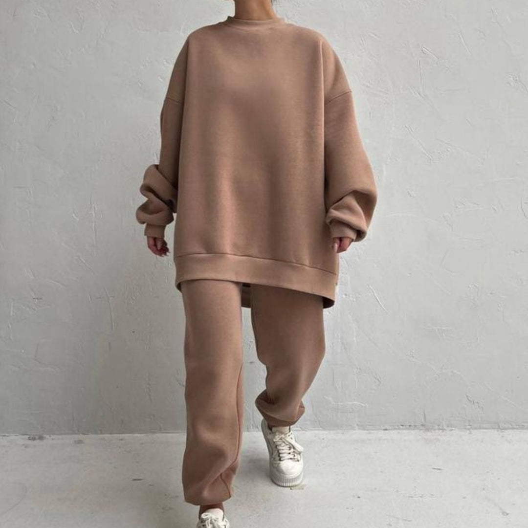 Kvinnens komfortable oversized loungewear-sett med høy krage og elastiske mansjetter