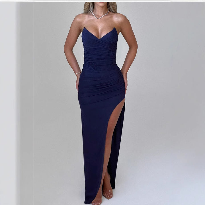Kvinnens elegante maxi-kjole med smal passform og sexy splittdesign
