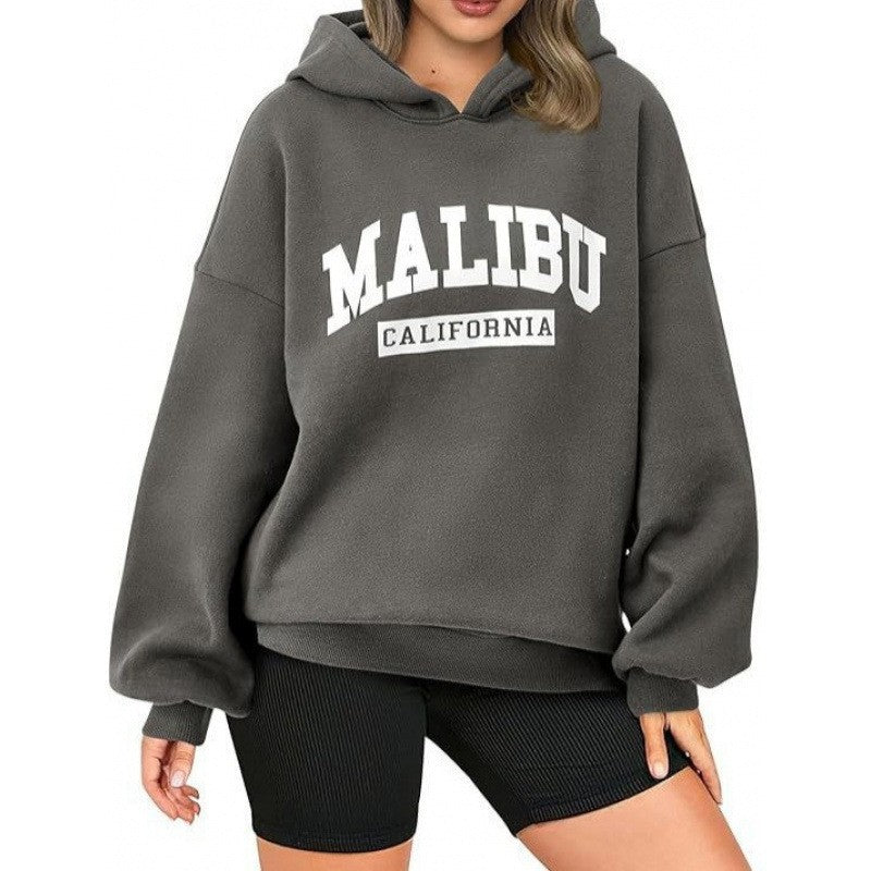 Kvinnelig uformell hettegenser med oversized snitt og iøynefallende trykk Skjora