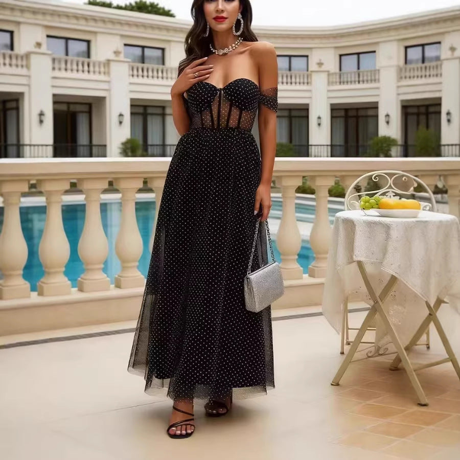 Kvinnens elegante av-shoulder maxi kjole med gjennomsiktige innsatser og prikkete mønster Skjora