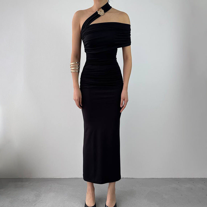 Kvinnens elegante omslag kveldsdrakt med asymmetrisk snitt og figurskapende design
