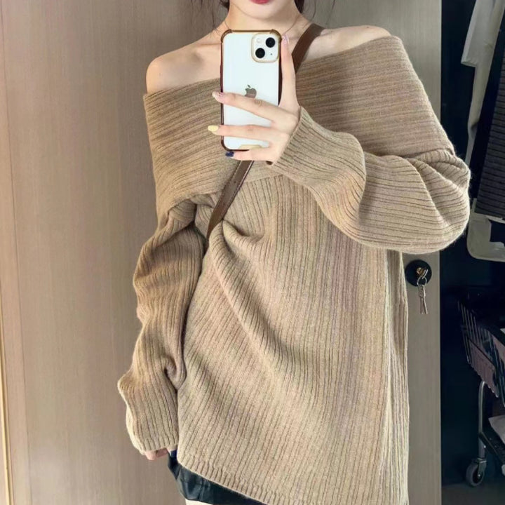 Kvinnelig oversized genser med avslappet off-shoulder design og fin ribbestruktur Skjora