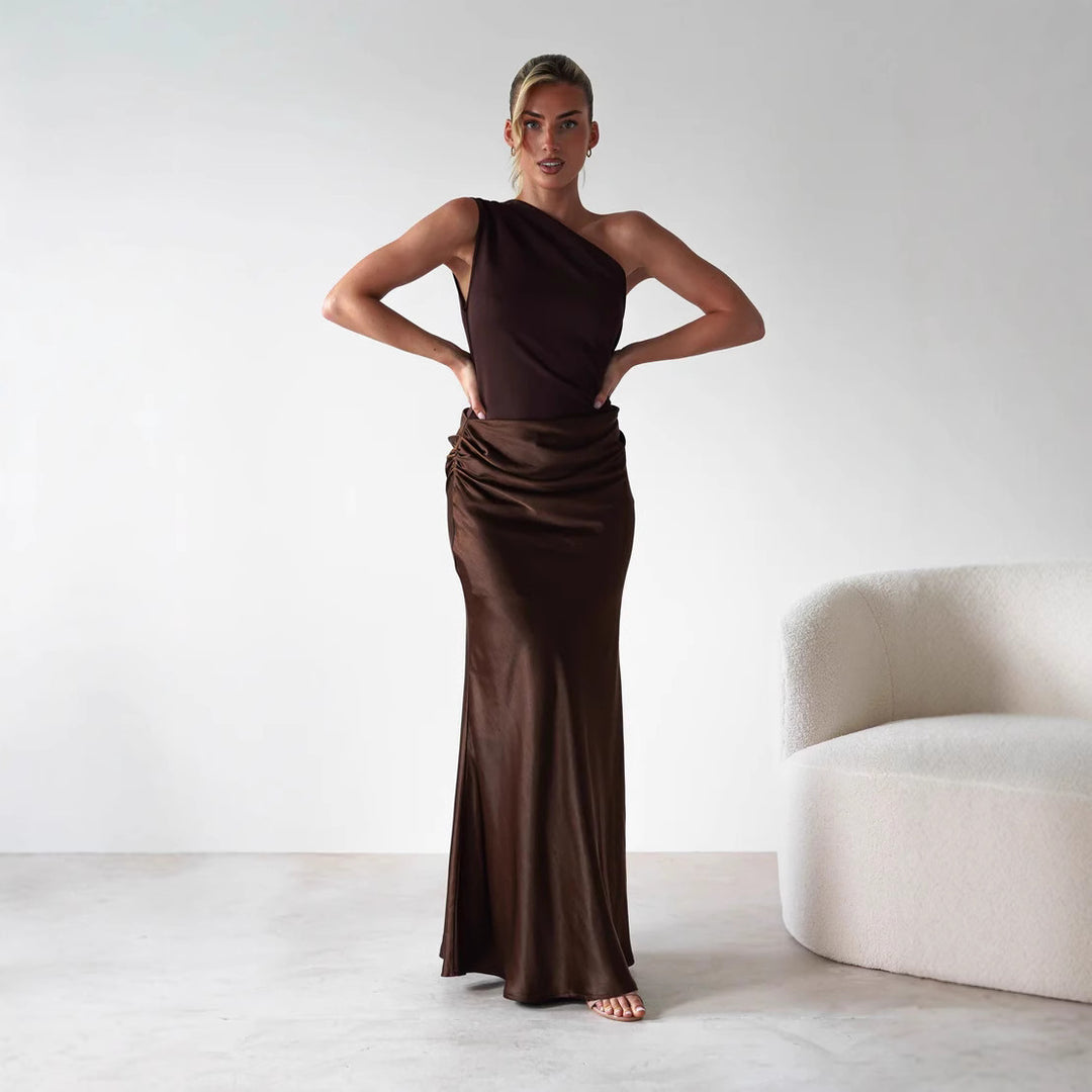 Kjole til kvinner med asymmetrisk snitt og elegant draperingsdesign