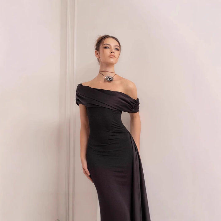 Dame kveldsdrakt med elegant off-shoulder-design og figurnær passform Skjora