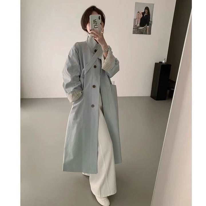 Kvinnens elegante trenchcoat med knappdetaljer og oversized snitt Skjora