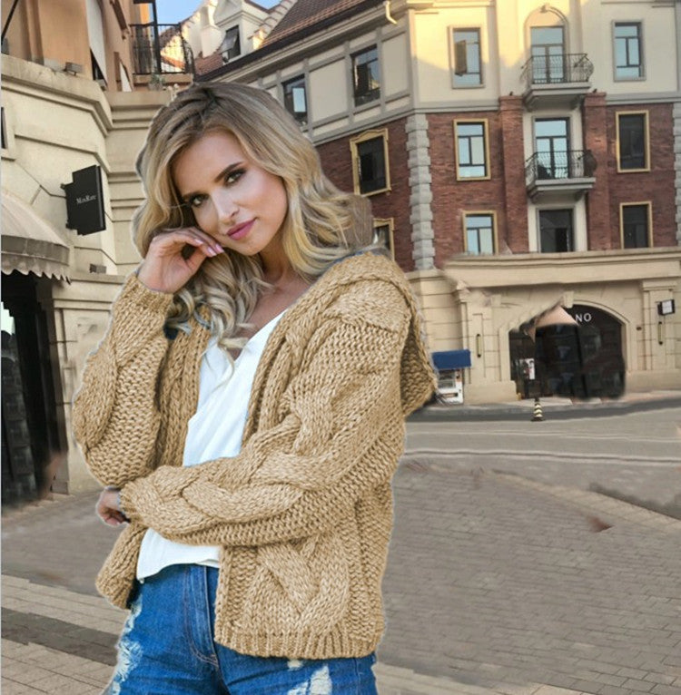 Dame chunky strikkegenser med hette og asymmetrisk design Skjora