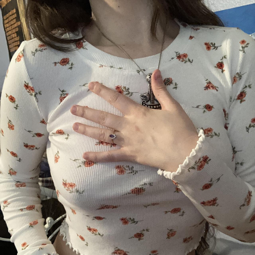 Dame cropped langermet topp med blomstret ribbestrikkdesign Skjora