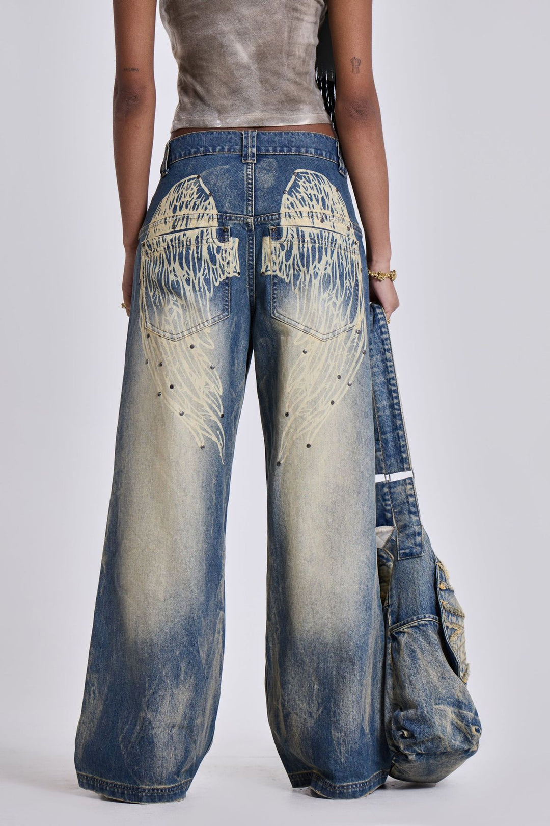 Damer vide jeans med kunstnerisk vinge-design og unike detaljer Skjora