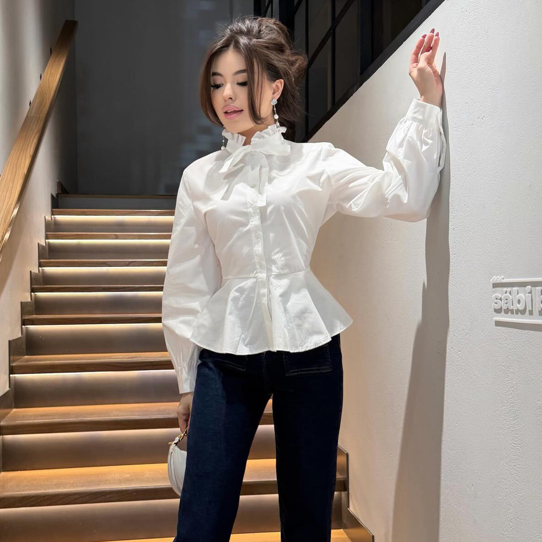 Damebluse med volangdetalj og flatterende snitt