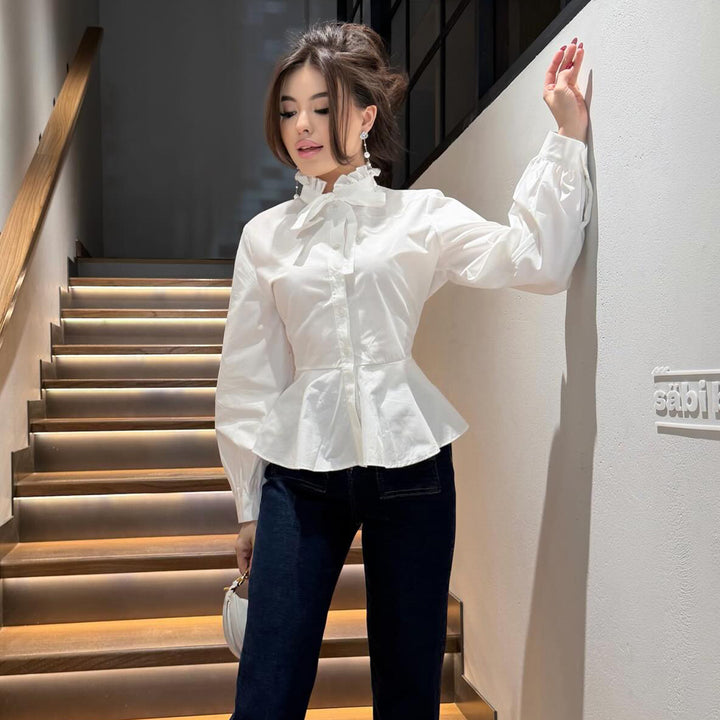 Damebluse med volangdetalj og flatterende snitt