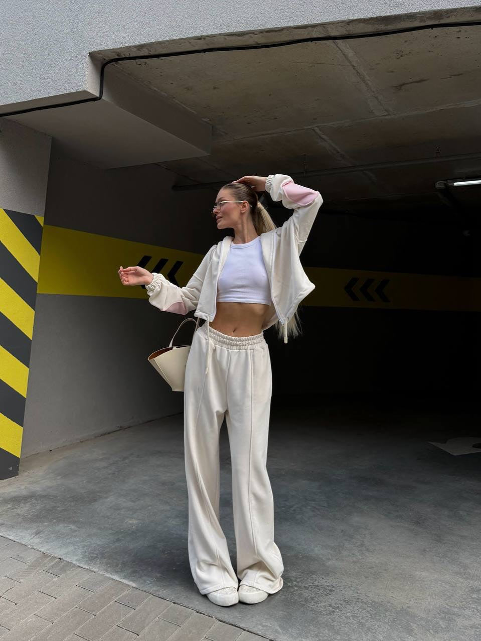 Kvinnors sportiga fritidsset med högskuren kort topp och eleganta sweatpants Skjora