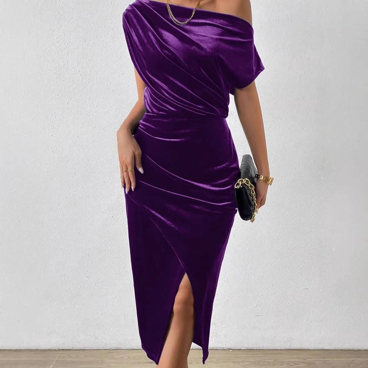 Dame skreddersydd kjole med dyp U-hals og elegant satin-finish Skjora