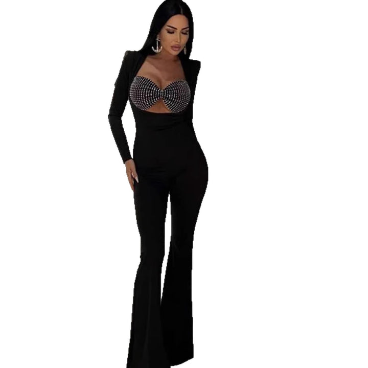 Kvinnens glamorøse jumpsuit med glitrende rhinestein detaljer og tettsittende snitt