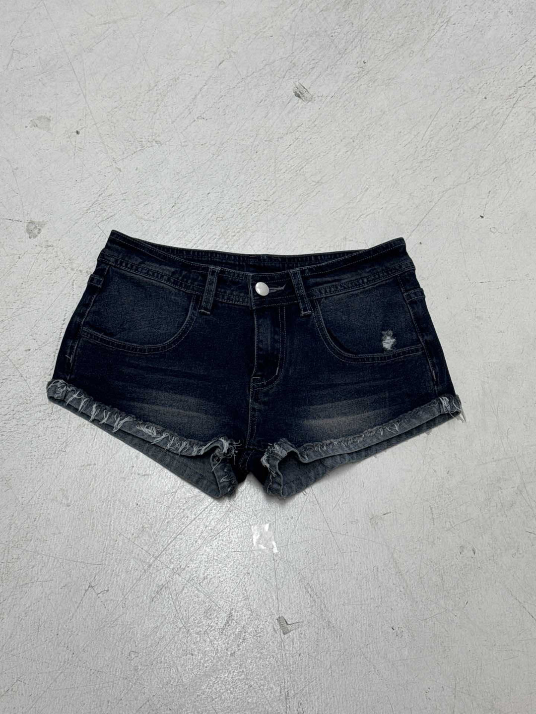 Dame denim-shorts med frynset kant skjorte