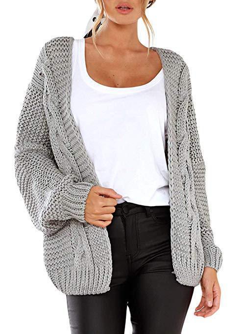 Kvinnelig chunky strikket cardigan med elegant kabelmønster og løs passform Skjora