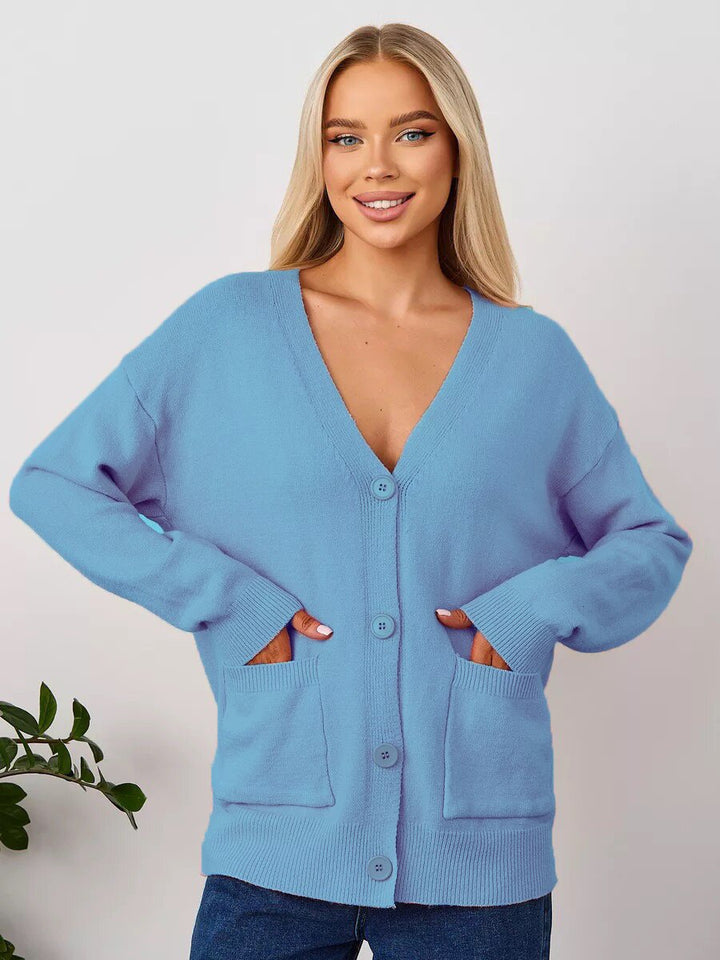 Kvinnens chunky strikket cardigan med dyp V-hals og praktiske lommer Skjora