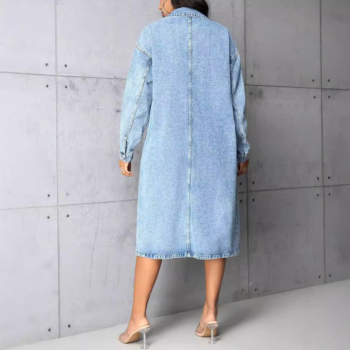 Damejeansjakke i lang eksponering vintage stil med praktiske lommer og knappestolpe Skjora