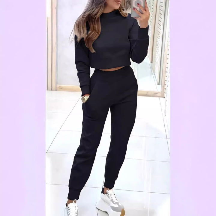 Kvinnens sporty loungewear-sett med moderne crop top og elastiske bukser Skjora