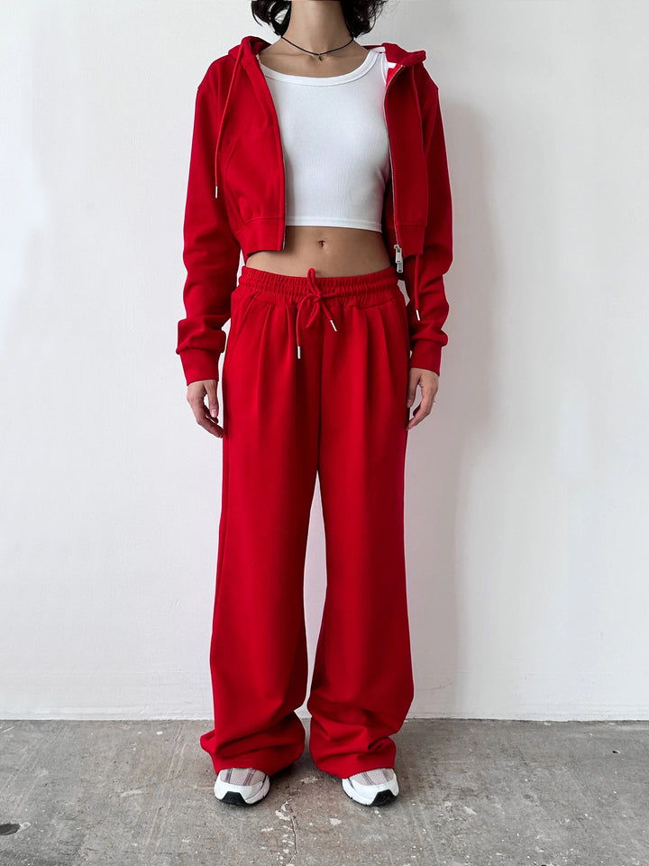 Kvinnens cropped hettegenser og løse joggebukser i minimalistisk design