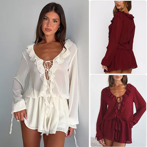 Kvinne chiffonbluse med elegant volangdekorasjon og dyp V-hals