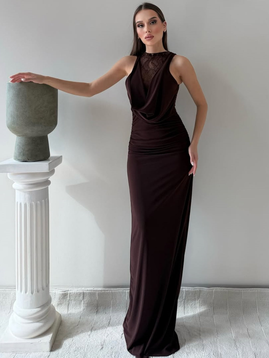 Damer Elegant Maxikjole med elegant halterneck-design og raffinert blondeplassering Skjora