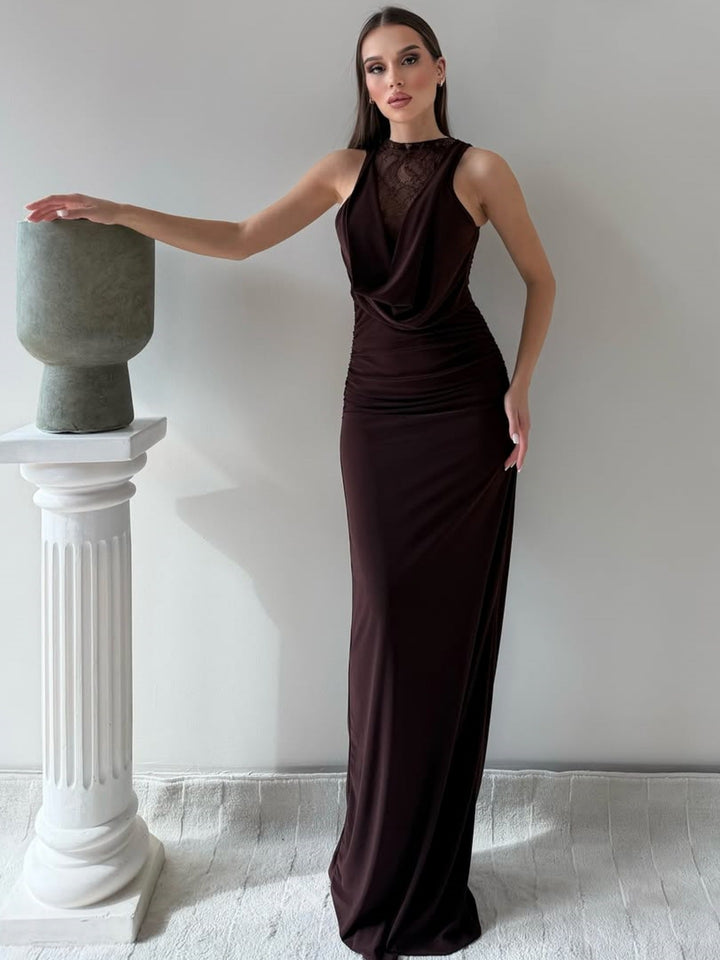 Damer Elegant Maxikjole med elegant halterneck-design og raffinert blondeplassering Skjora