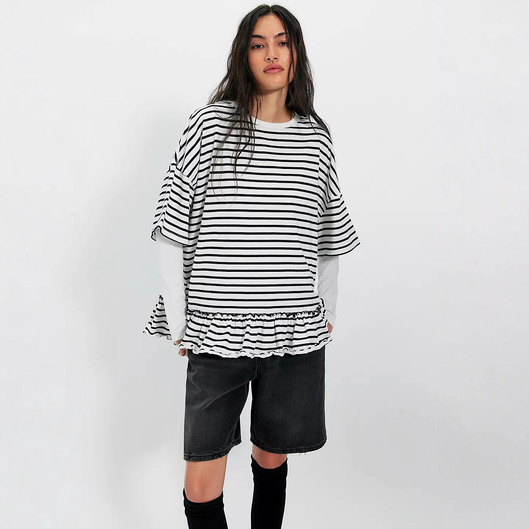 Kvinnenes oversized stripete T-skjorte med volangdetalj Skjora