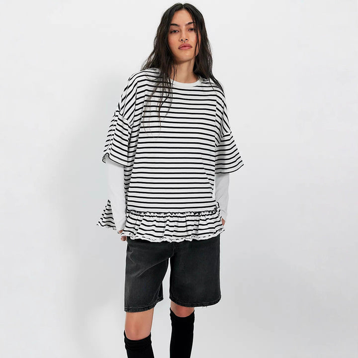 Kvinnenes oversized stripete T-skjorte med volangdetalj Skjora